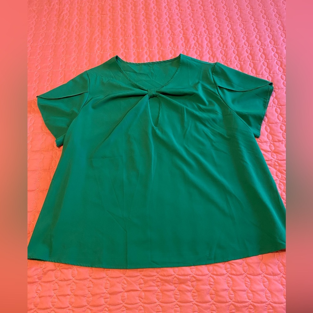 Women’s 3X SHEIN Curve Green Top. Has a key hole opening.